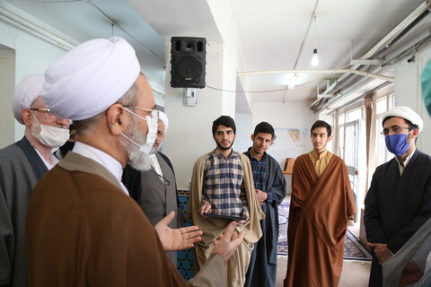 تصاویر / حضور سرزده آیت الله اعرافی از بخش های رسانه ای مدرسه شهید صدوقی