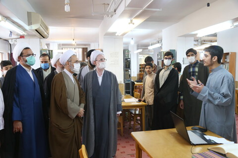 تصاویر / حضور سرزده آیت الله اعرافی از بخش های رسانه ای مدرسه شهید صدوقی