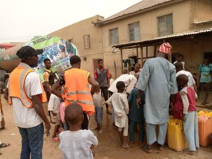توزیع آب شرب در مناطق محروم نیجریه توسط شاگردان شیخ زکزاکی + تصاویر