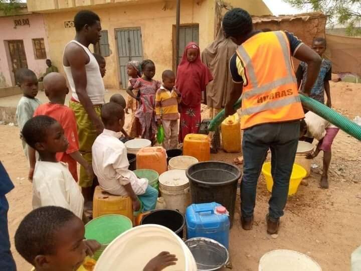 توزیع آب شرب در مناطق محروم نیجریه توسط شاگردان شیخ زکزاکی + تصاویر