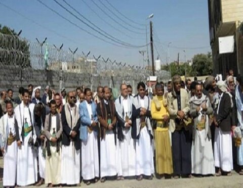 یمنی عوام کا امریکہ اور آل سعود کے خلاف صعنا میں اقوام متحدہ کے دفتر کے سامنے مظاہرہ