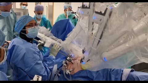 پزشک مسلمان اسکاتلندی ربات‌های جراحی نوین به بیمارستان معرفی کرد
