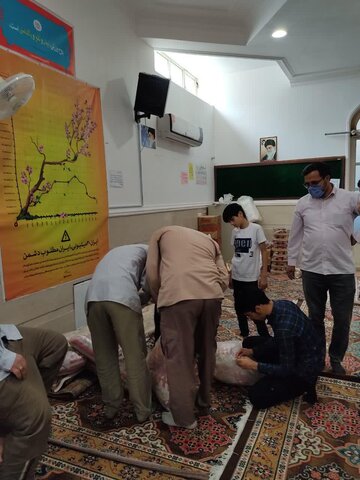 تصاویر شما/ آماده سازی بسته معیشتی برای نیازمندان پردیسان در مسجد امام حسن عسکری(ع)