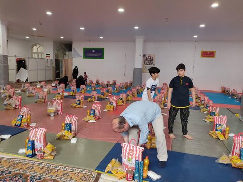 تصاویر شما/ آماده سازی بسته معیشتی برای نیازمندان پردیسان در مسجد امام حسن عسکری(ع)