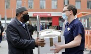 غذارسانی خیریه مسجد شرق لندن در ماه رمضان به کارمندان بیمارستانی و نیازمندان