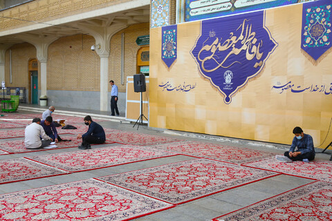 تصاویری از مباحثه‌ طلاب ایام ماه مبارک رمضان در حرم مطهر حضرت معصومه (س)