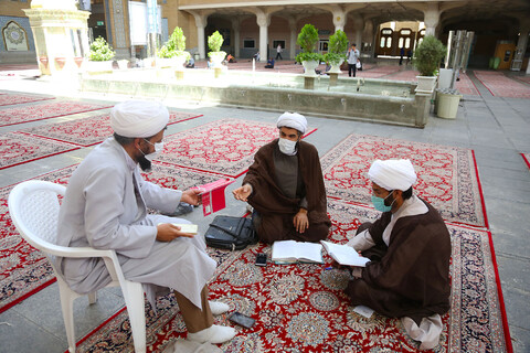 تصاویری از مباحثه‌ طلاب ایام ماه مبارک رمضان در حرم مطهر حضرت معصومه (س)
