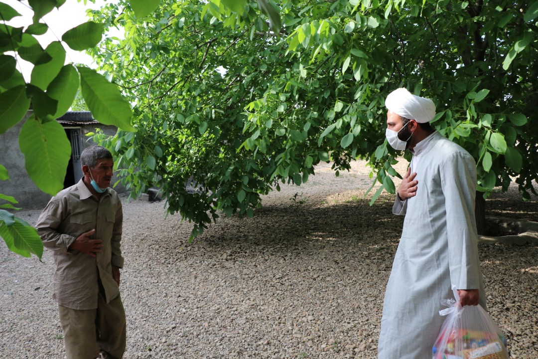 تصاویر| توزیع بسته های معیشتی توسط طلاب قرارگاه عمار در روستاهای شهرستان خفر