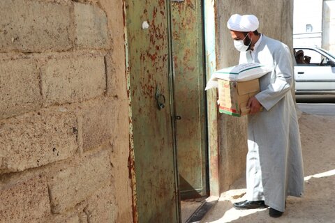 تصاویر| توزیع بسته های معیشتی توسط طلاب قرارگاه عمار در روستاهای شهرستان خفر