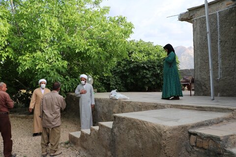 تصاویر| توزیع بسته های معیشتی توسط طلاب قرارگاه عمار در روستاهای شهرستان خفر