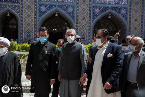 پاکستان کے وزیر خارجہ حرم امام رضا (ع) کی زیارت کرتے ہوئے