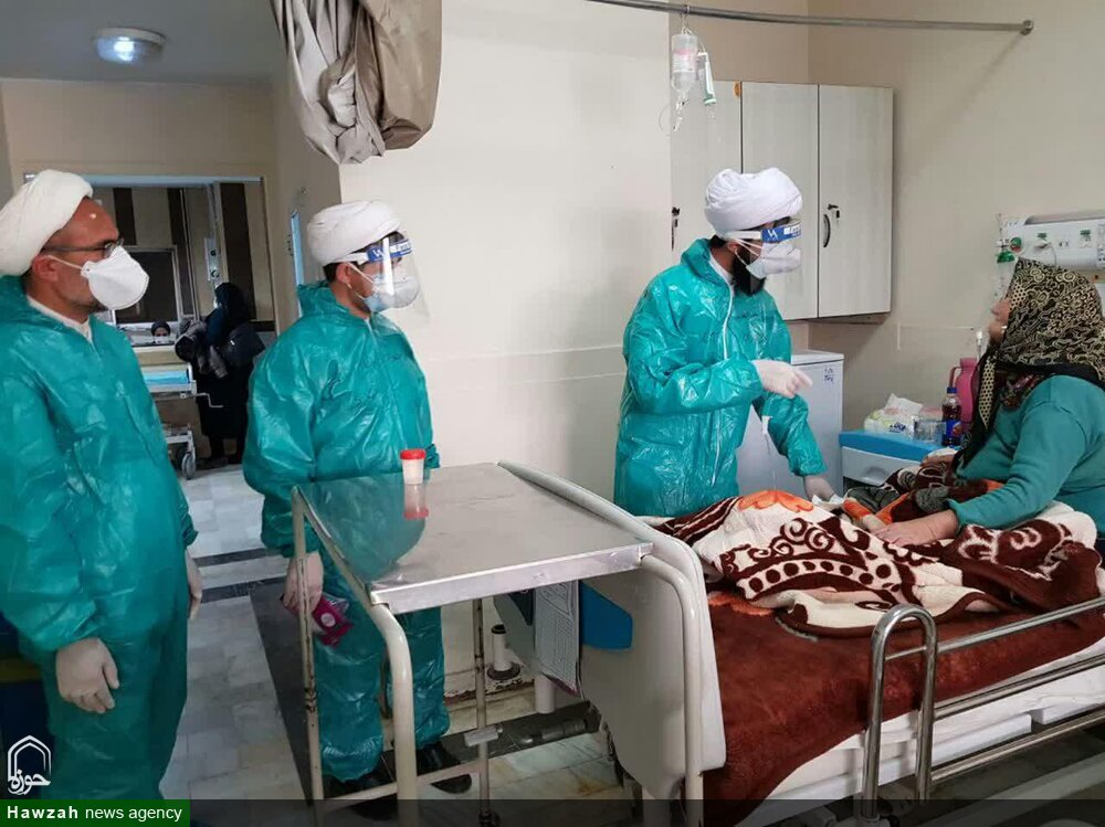 خدمت رسانی امام جمعه رزن به بیماران کرونایی بستری در بیمارستان - خبرگزاری  حوزه