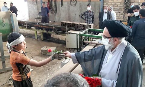 تشکراز زحمات کارگران با اهدای گل توسط امام جمعه ورامین