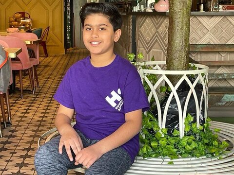 کودک 10 ساله مسلمان که روزه‌ می‌گیرد و برای خیریه آشپزی می‌کند
