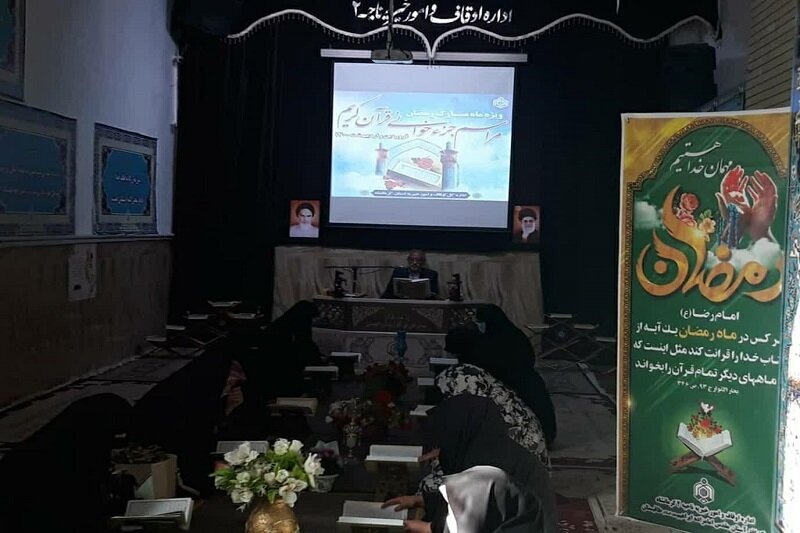 برگزاری محفل قرآنی در شبستان امامزاده ابراهیم(ع) کرمانشاه + عکس