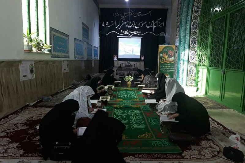 برگزاری محفل قرآنی در شبستان امامزاده ابراهیم(ع) کرمانشاه + عکس