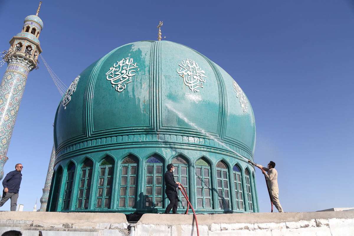 تصاویر / شست‌وشوی گنبد مسجد مقدس جمکران به مناسبت ۱۷ رمضان