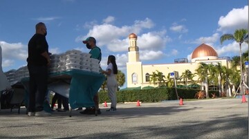 تیم فوتبال آمریکایی در میامی افطاری می‌دهد