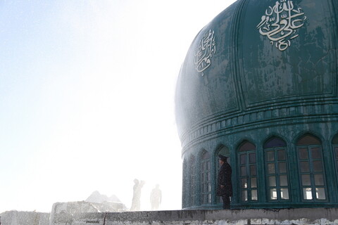 تصاویر / شست و شوی گنبدهای مسجد مقدس جمکران به مناسبت ۱۷ رمضان