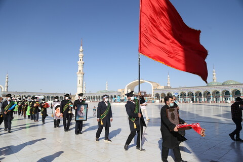 تصاویر / تعویض پرچم درسالروز تاسیس مسجد جمکران