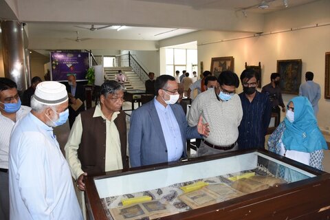 پاکستان میں ایرانی سفارتخانے کی جانب سے قرآن کریم کے قدیمی قلمی نسخوں کی نمائش
