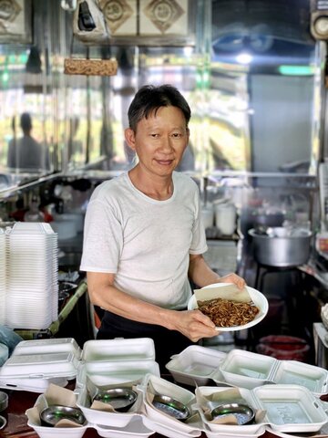 یک مسلمان که غذای محبوب چینی‌ها را به صورت حلال می‌پزد!