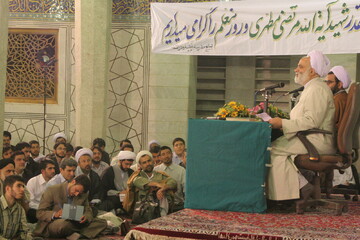 تصاویر آرشیوی از گفتمان دینی در سالروز شهادت شهید مطهری در مدرسه علمیه فیضیه اردیبهشت ماه ۱۳۸۵