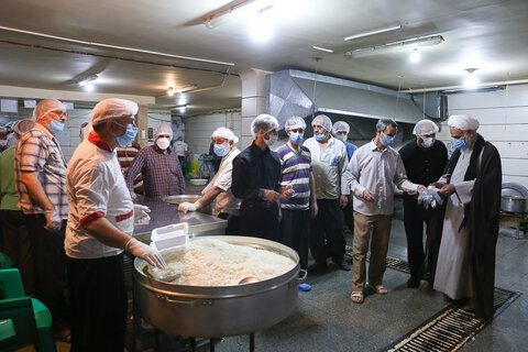 تصاویر / بازدید امام جمعه قزوین از آشپزخانه پویش مهربانی