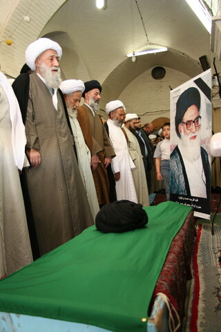 تصاویر آرشیوی از مراسم تشییع پیکر مرحوم آیت الله محمدعلی حسینی تهرانی در اردیبهشت ماه ۱۳۸۵