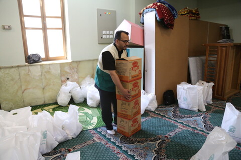 تصاویر / توزیع 600 بسته معیشتی ماه رمضان توسط خادمیاران رضوی