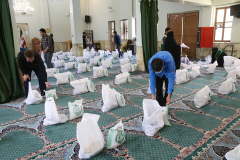 تصاویر / توزیع 600 بسته معیشتی ماه رمضان توسط خادمیاران رضوی