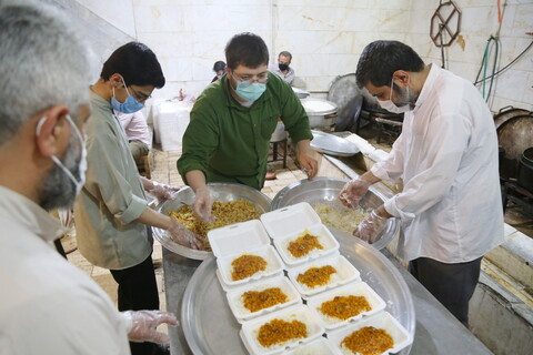 تصاویر / طبخ و توزیع افطاری ( اطعام کریمانه ) توسط گروه جهادی مدرسه علمیه مهدی موعود (عج)