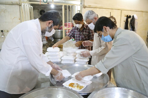 تصاویر / طبخ و توزیع افطاری ( اطعام کریمانه ) توسط گروه جهادی مدرسه علمیه مهدی موعود (عج)