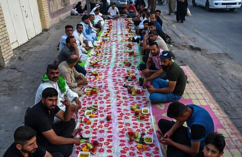 کربلا میں زائرین کے لئے وسیع پیمانے پر افطار کا انتظام
