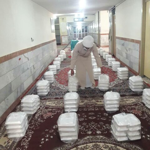 توزیع 3500 پرس غذای گرم در مناطق محروم توسط طلاب جهادی استان ایلام