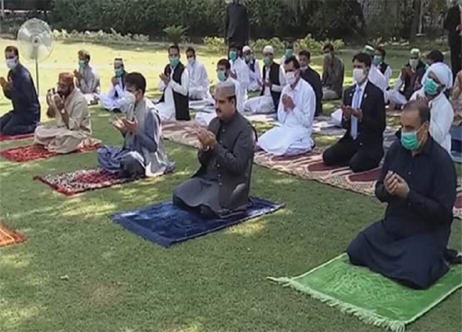 ایران اور دنیا کے مختلف ملکوں میں نماز عیدالفطر، فلسطین کے مسلمانوں کے لئے خصوصی دعائیں کی گئی 