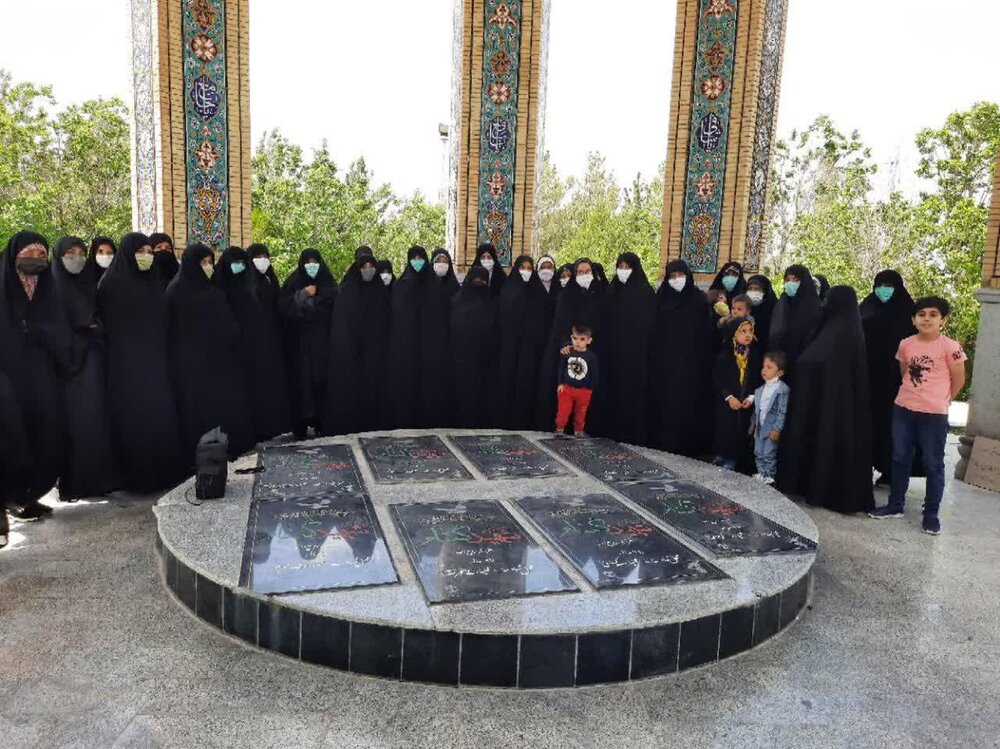 برگزاری هیئت حوزه علمیه خواهران آذربایجان غربی در جوار شهدای گمنام + عکس