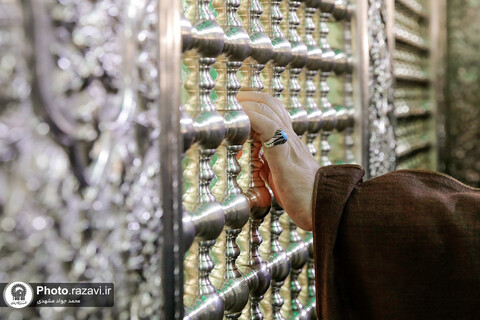 روضہ امام رضا (ع) کے میں زیارت کے لئے دارالحجہ ہال میں نئی جالی کی رونمائي