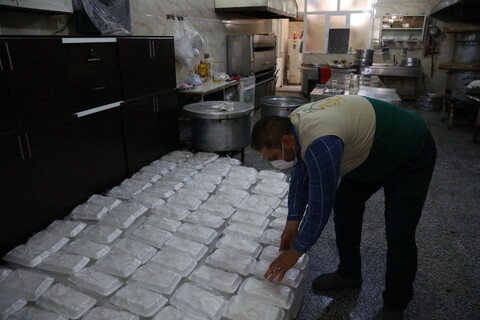 تصاویر/تهیه و توزیع غذای گرم و بسته های تبرکی آستان قدس رضوی میان نیازمندان توسط خادمیاران رضوی