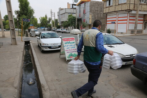 تصاویر/تهیه و توزیع غذای گرم و بسته های تبرکی آستان قدس رضوی میان نیازمندان توسط خادمیاران رضوی