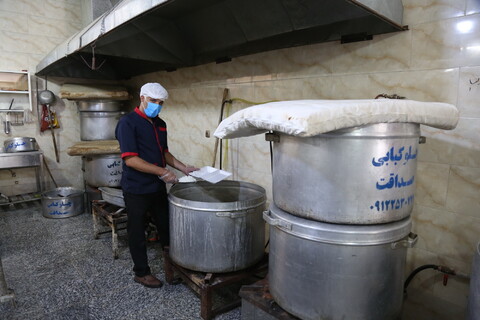تصاویر/تهیه و توزیع غذای گرم و بسته های تبرکی آستان قدس رضوی میان نیازمندان توسط خادمیاران رضوی