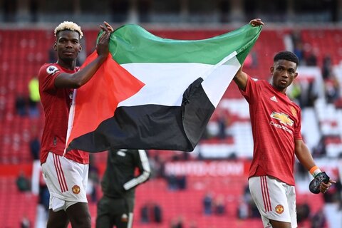 پرچم فلسطین در دست بازیکنان فوتبال