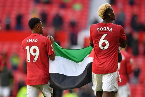 پرچم فلسطین در دست بازیکنان فوتبال