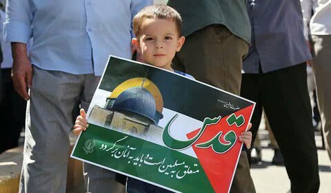تصاویر / اقامه نماز جمعه در مسجدالنبی و  حمایت مردم قزوین از ملت مظلوم فلسطین