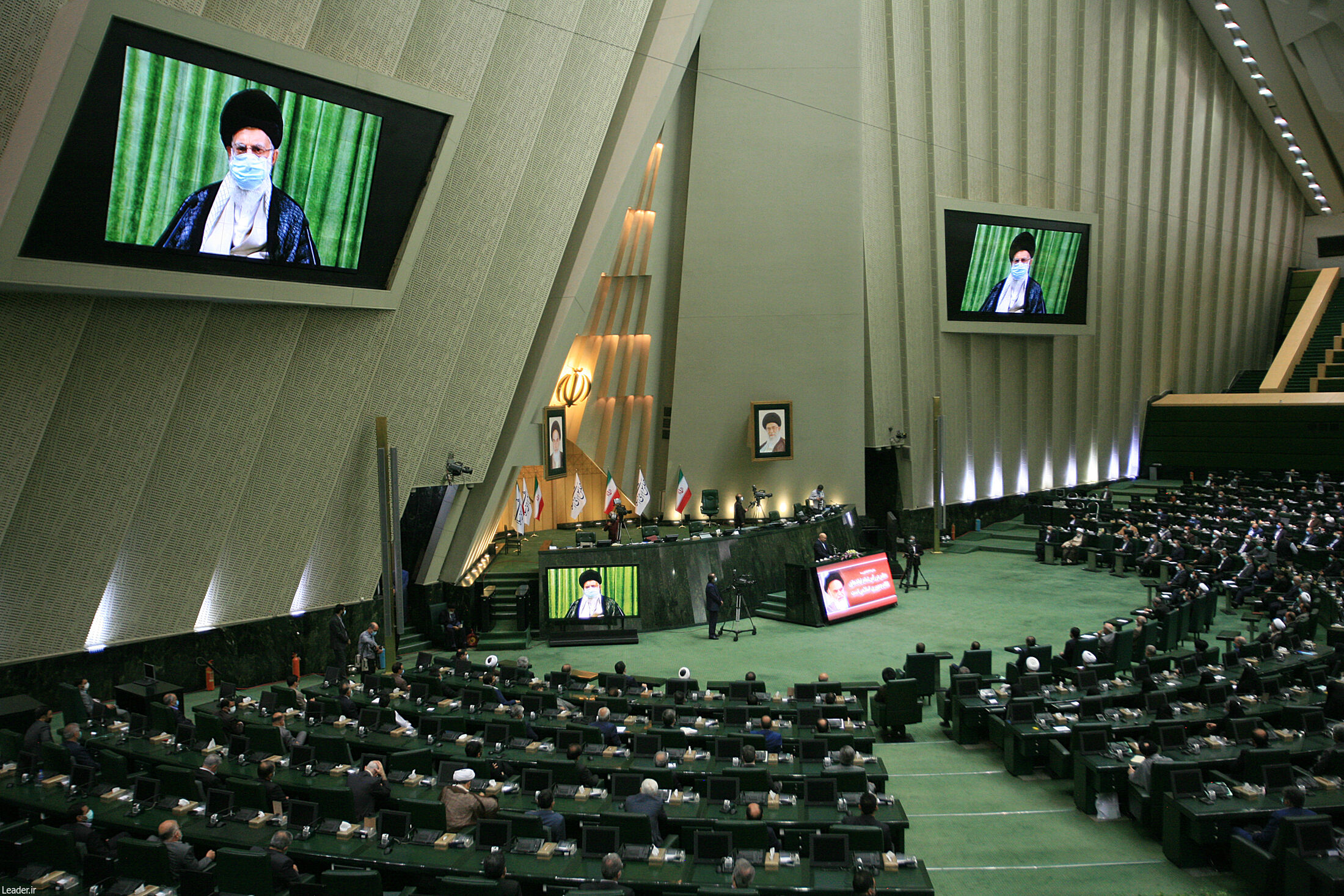 تصاویر/ ارتباط تصویری رهبر معظم انقلاب با صحن مجلس شورای اسلامی