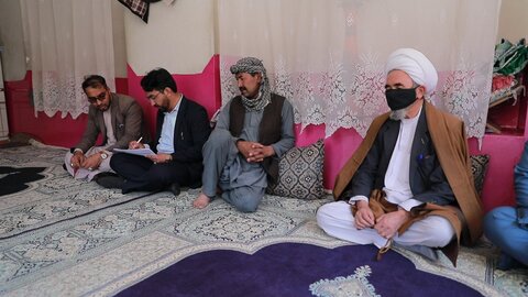 کمک‌های آیت الله العظمی صافی گلپایگانی به خانواده های شهداء و مجروحین حادثه تروریستی مکتب سیدالشهداء کابل