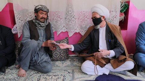 کمک‌های آیت الله العظمی صافی گلپایگانی به خانواده های شهداء و مجروحین حادثه تروریستی مکتب سیدالشهداء کابل