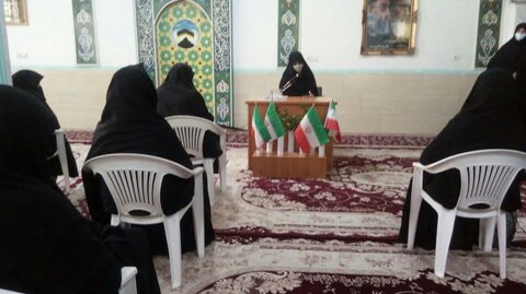 نشست خانم فاطمه سادات رشیدنیا در جمع مادران و تعدادی از طلاب مدرسه علمیه حضرت زینب کبری (س) یزد