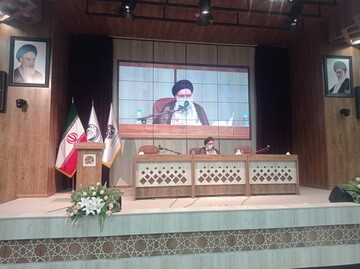 افتخار نیست که طلبه بگوید من کاری به مسائل روز ندارم