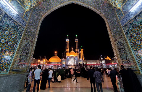 تصاویر/ حال و هوای حرم کریمه اهل بیت در شب شهادت امام صادق (ع)
